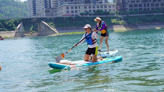貴州思南：“親水經濟”引爆夏日流量密碼_fororder_奮力向終點衝刺02（阮進勇攝）.JPG
