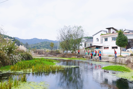 貴州長順：“組合拳”擦亮鄉村“高顏值”_fororder_長順縣廣順鎮幹群在清理河邊垃圾