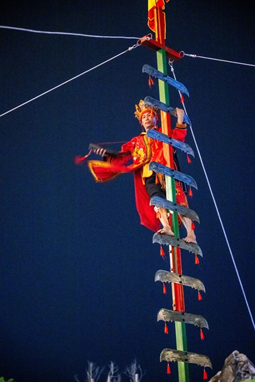 貴州羅甸推出七大村系列主題活動 邀遊客共赴一場鄉村“奇遇記”_fororder_陽戲上刀山、下火海表演 劉文俊 攝 (3)