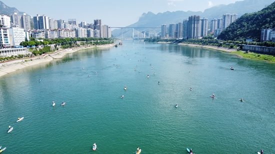 貴州思南：“親水經濟”引爆夏日流量密碼_fororder_烏江上的扁舟02（孫磊攝）