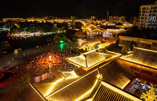 貴州道真：文體旅商農融合綻放新魅力_fororder_中國儺城景區夜景。2