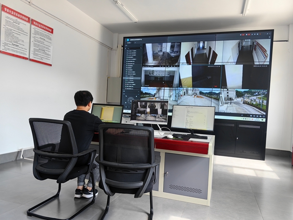 貴州仁懷：10萬噸倉儲提前佈局 力保高粱顆粒歸倉_fororder_工作人員通過智慧化設備，能夠實時監測糧倉內的溫度、濕度以及蟲情等情況1
