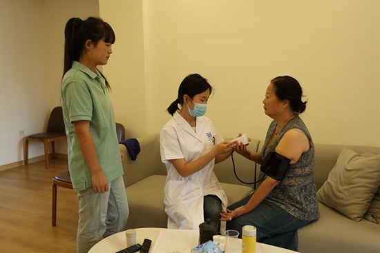 貴州羅甸：打造多元體驗 推動“康養 旅居”融合發展_fororder_健康管家在為老人測量血壓