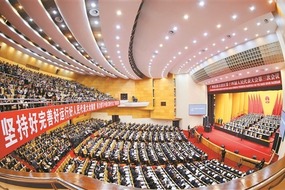 自治區十四屆人大三次會議開幕 陳剛主持 藍天立作政府工作報告