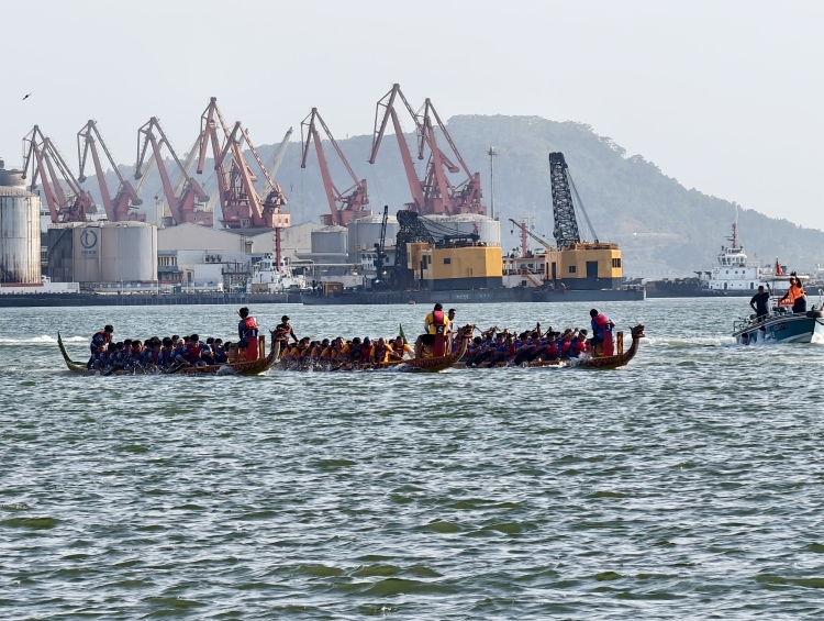 廣西防城港:18支勁旅海上賽龍舟_fororder_2