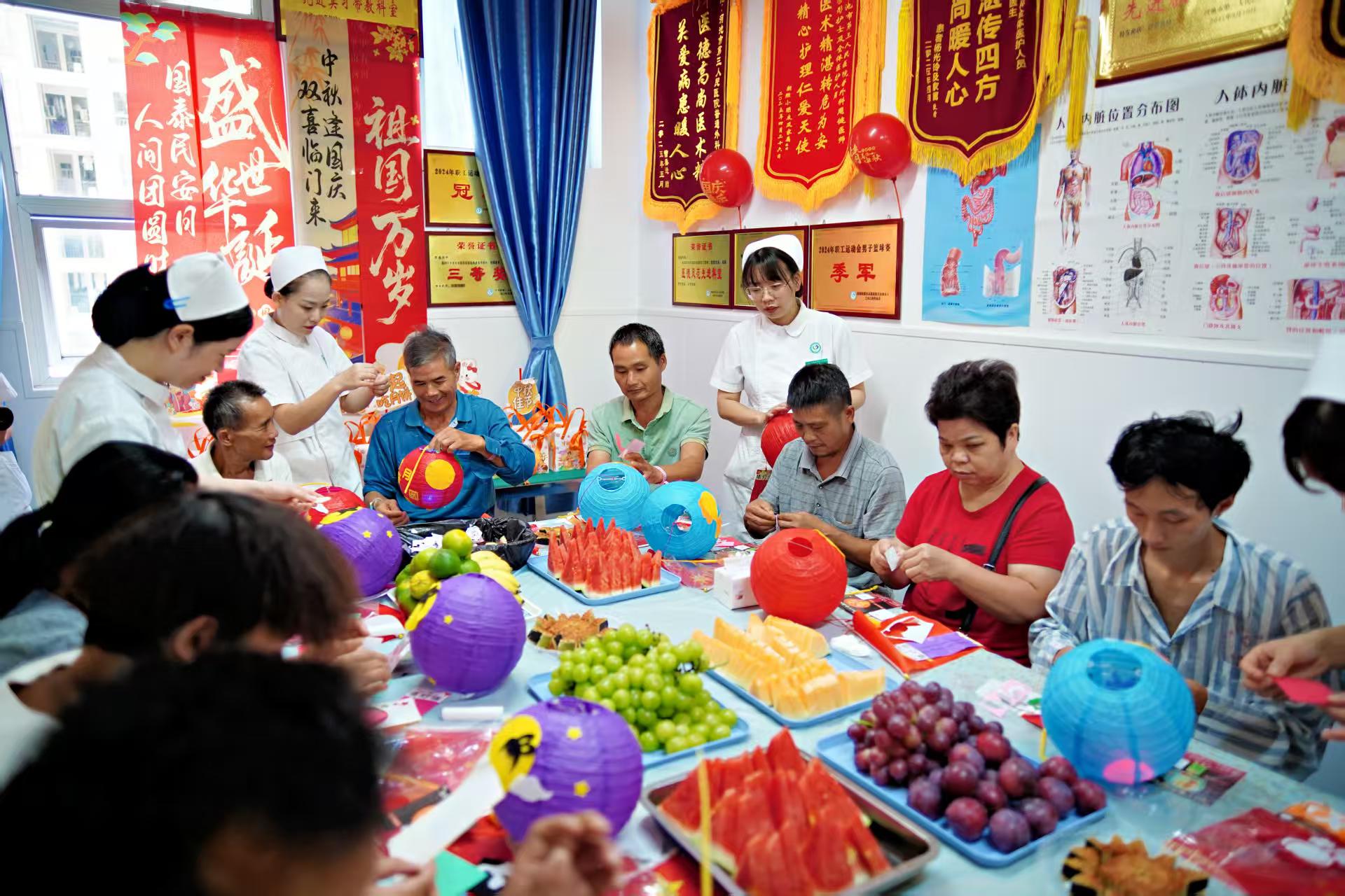 河池：巧手做燈籠 醫患同心慶“雙節”_fororder_1