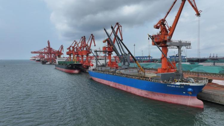 防城港碼頭首船電解鋁超大件設備啟航_fororder_1