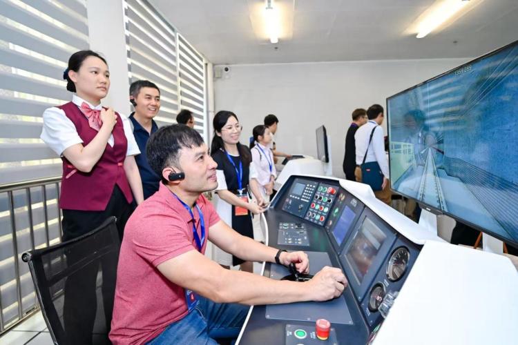東盟國家代表齊聚南寧 感受人工智能發展脈動_fororder_3