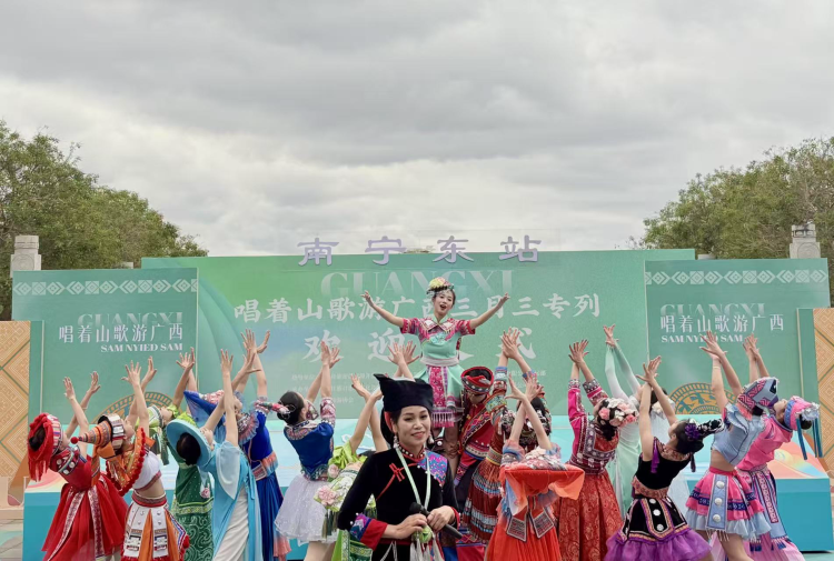 “唱著山歌遊廣西三月三專列”抵邕 千名遊客開啟民族風情之旅_fororder_33