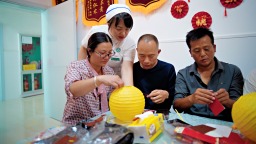 河池：巧手做燈籠 醫患同心慶“雙節”
