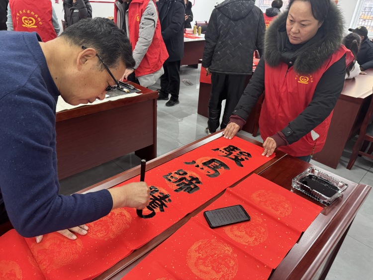 圖片默認標題_fororder_清苑區“萬福迎春公益送福進基層”活動志願者揮毫潑墨。攝影 王俊