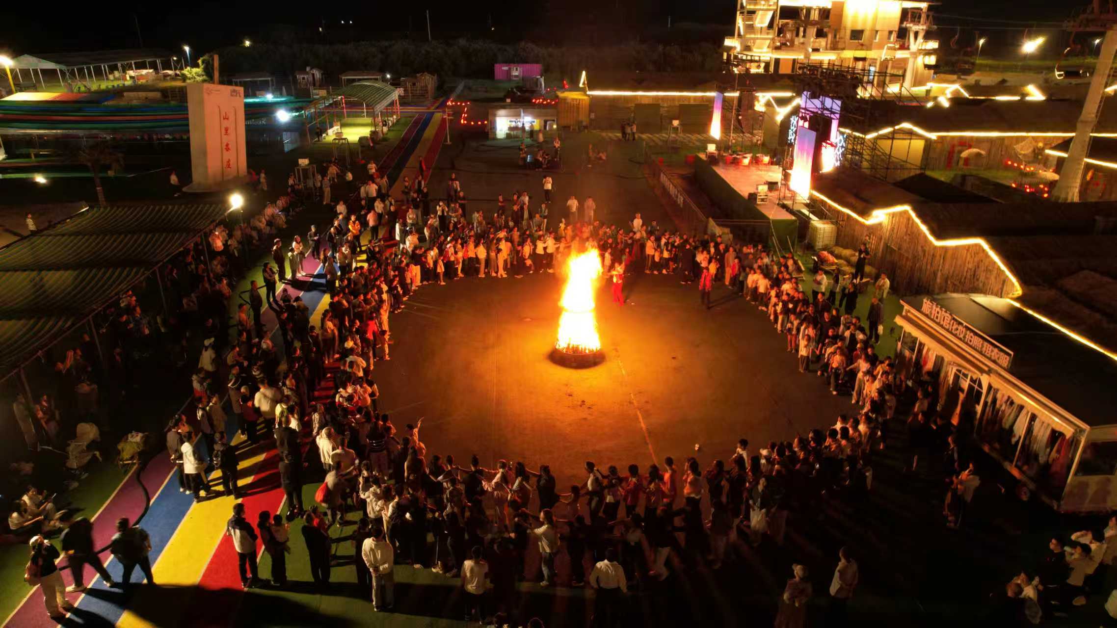 遵化:國慶假期旅遊市場熱力十足_fororder_圖為山裏各莊鄉野狂歡夜活動 山裏各莊景區供圖