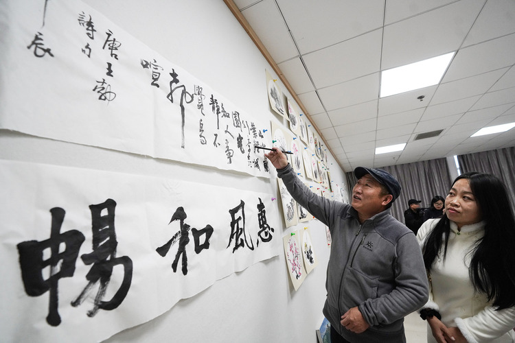 河北遷安舉辦迎雙節書畫筆會