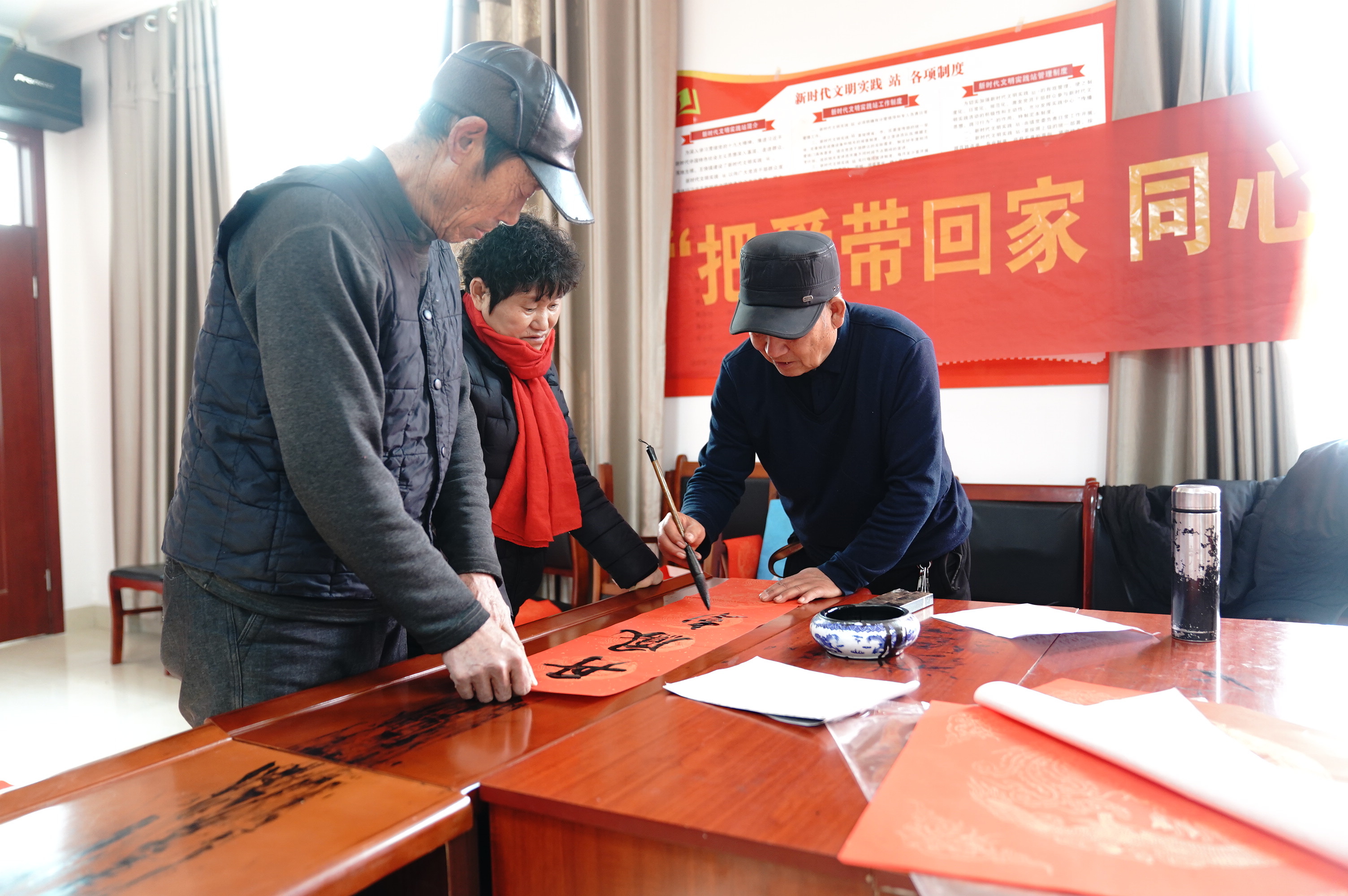 河北邢臺經濟開發區：新春對聯進村居 祝福提前送上門