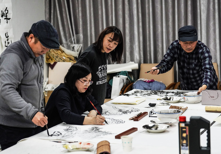 河北遷安舉辦迎雙節書畫筆會