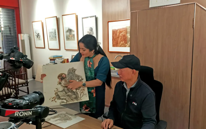 漫步中國·河北行丨斯裡蘭卡國家電視臺攝製組走進石家莊體驗“烙”筆生“畫”
