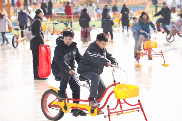 圖片默認標題_fororder_孩子們在山裏各莊體驗冰上自行車。王子一 攝