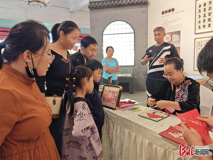 逛展覽品非遺遊古城看村晚 樂享美好假日禮讚偉大祖國