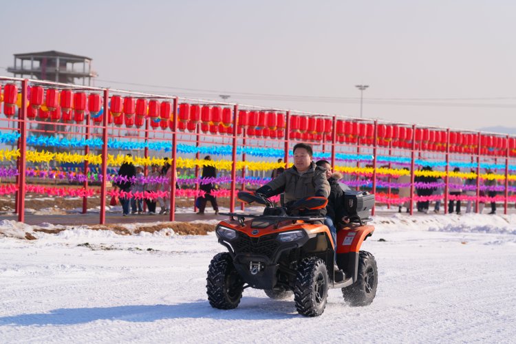 圖片默認標題_fororder_家長帶著孩子體驗雪地摩托車。周永 攝.JPG