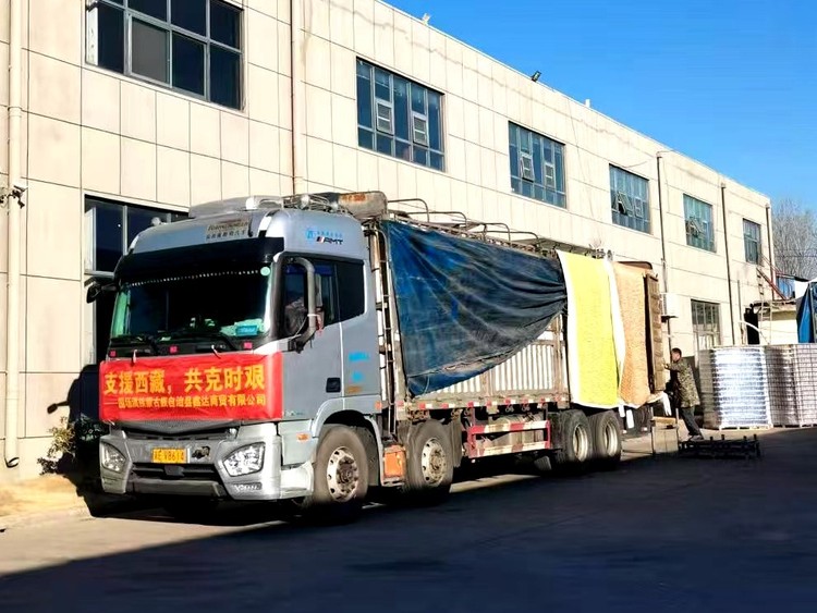 河北圍場：一企業為西藏地震災區捐贈3500箱八寶粥