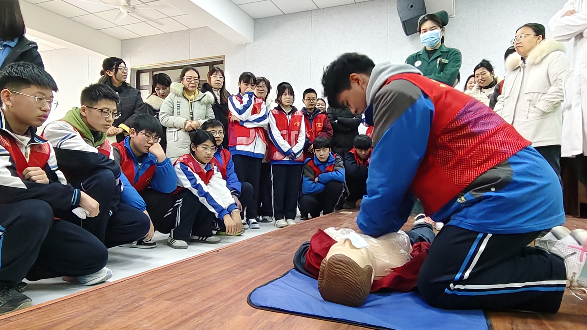 保定市滿城區：急救知識進校園 安全護航助成長_fororder_學生模擬實操 攝影 黃珊