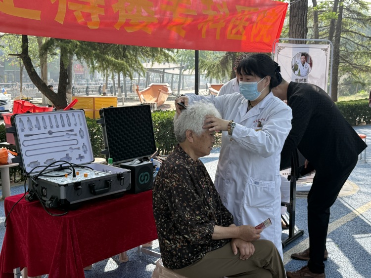 保定市蓮池區:傳承千年智慧 守護群眾健康_fororder_圖片三:工作人員為市民進行穴位保健指導。(李岩攝)