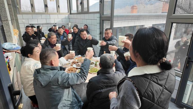 河北平泉：農家“殺年豬”開心迎新年
