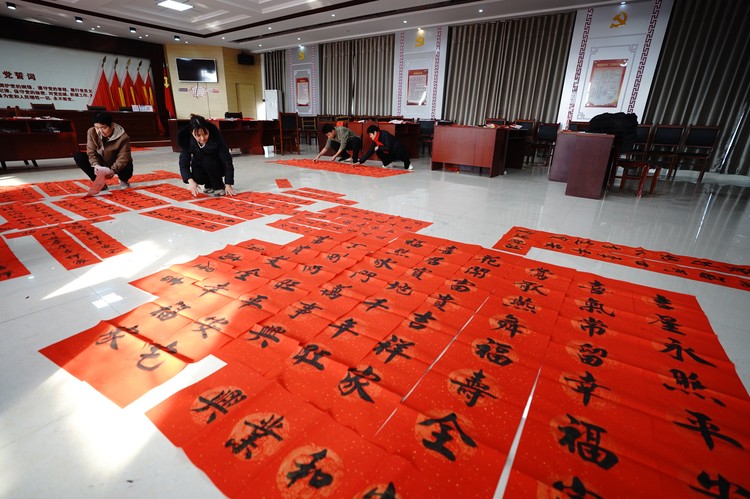 河北邢臺經濟開發區：新春對聯進村居 祝福提前送上門
