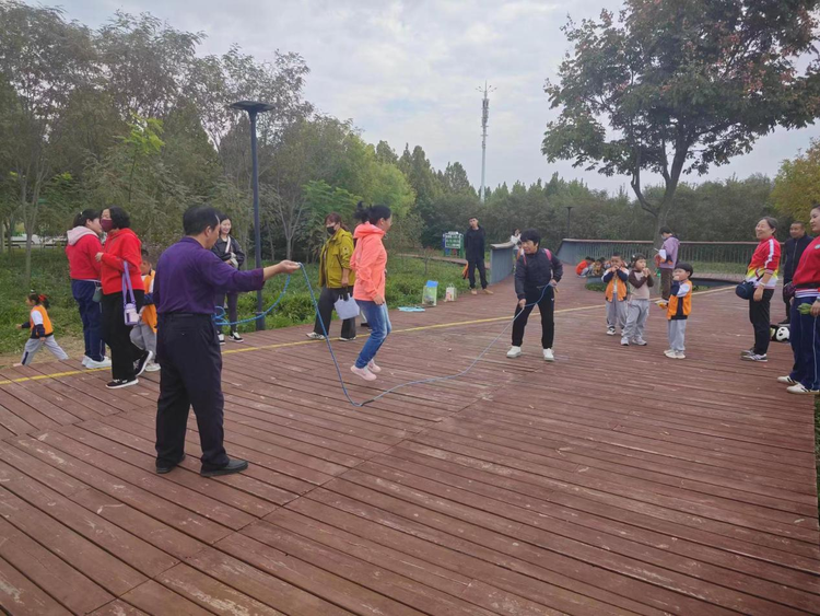 石家莊市鹿泉區：重陽登高樂  親情喜相融