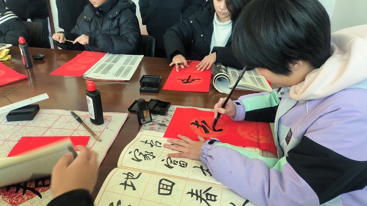 河北唐縣：寫春聯迎新春 墨香暖人心