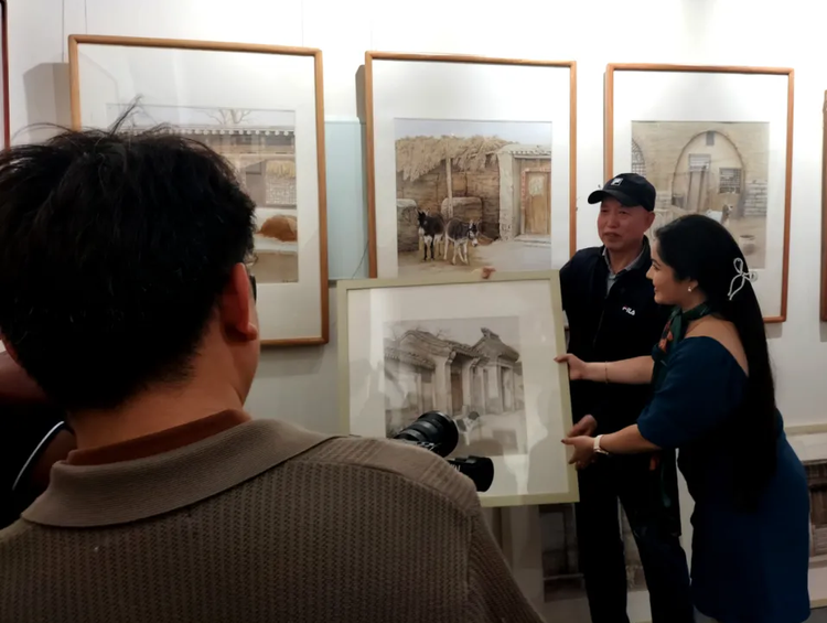 漫步中國·河北行丨斯裡蘭卡國家電視臺攝製組走進石家莊體驗“烙”筆生“畫”