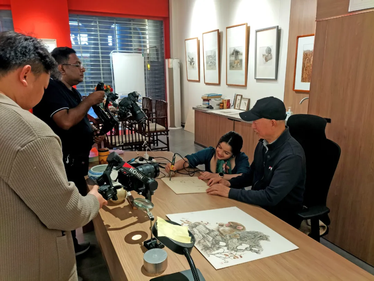 漫步中國·河北行丨斯裡蘭卡國家電視臺攝製組走進石家莊體驗“烙”筆生“畫”