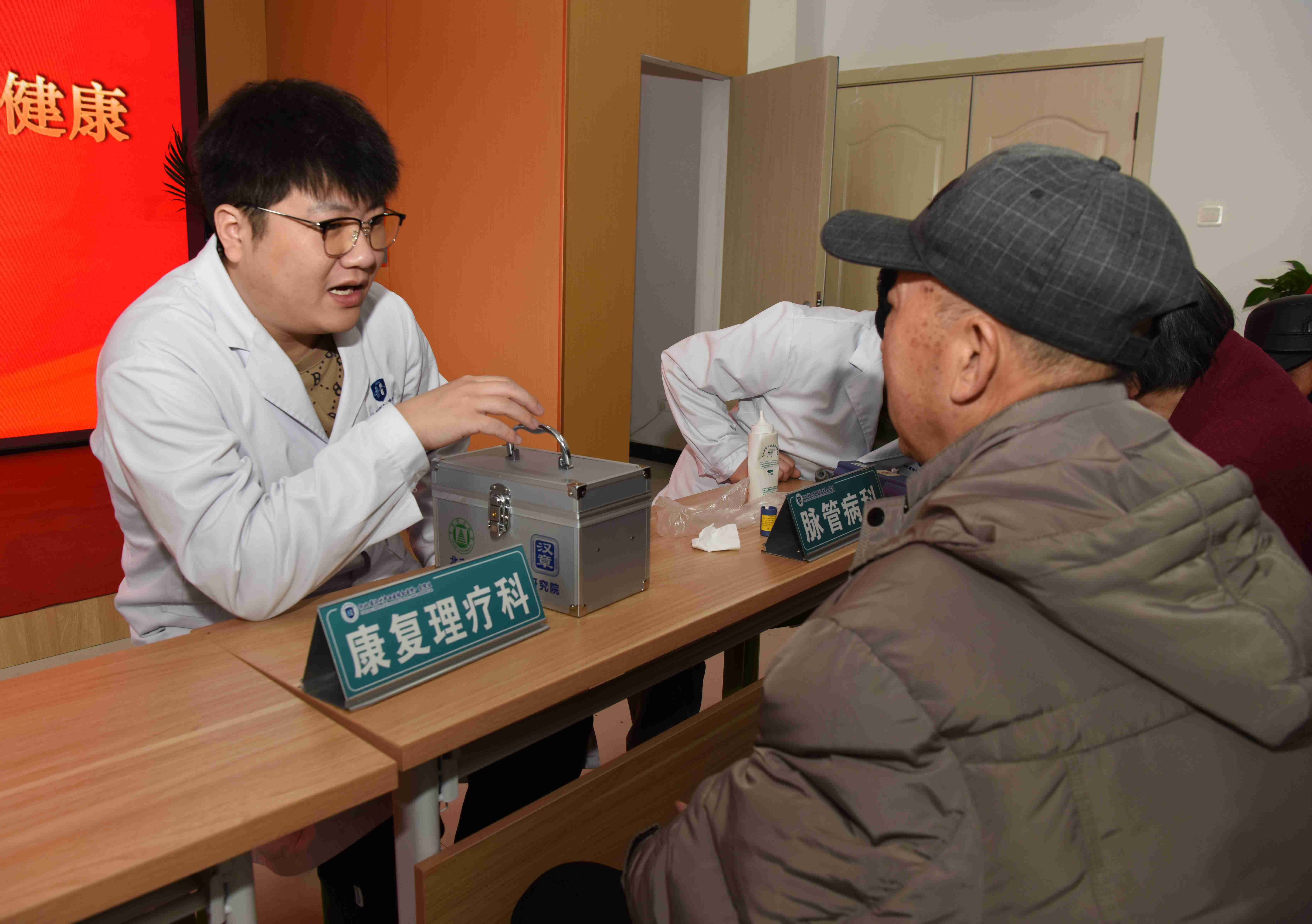 滄州經濟開發區:“愛心義診進社區 便民服務送健康”_fororder_圖片 2