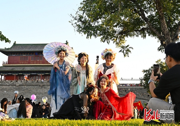 逛展覽品非遺遊古城看村晚 樂享美好假日禮讚偉大祖國