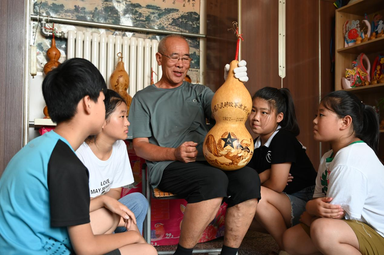 河北鹽山：七旬老人以葫蘆烙畫獻禮祖國