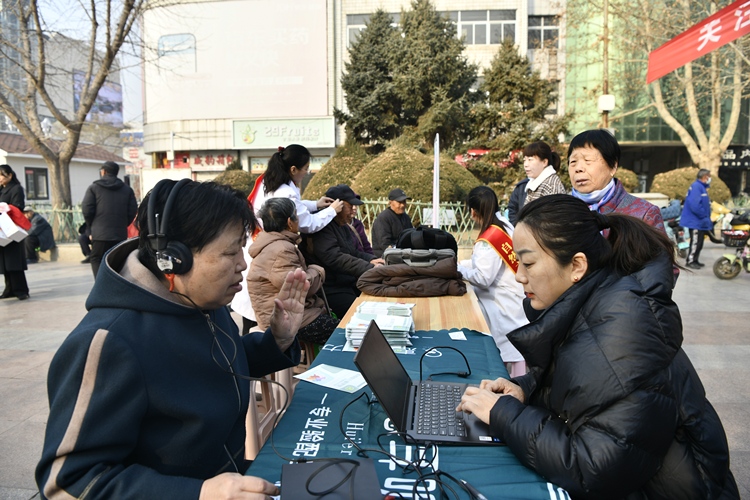 河北遷安：溫暖助力 重燃聽力殘疾人生活希望_fororder_愛心企業為群眾開展聽力健康體檢。梁玉水攝.JPG