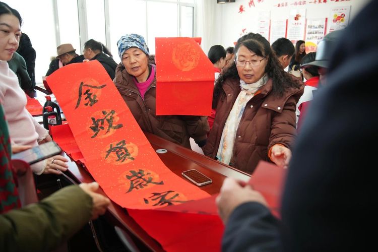河北隆化開展“送溫暖進社區”活動