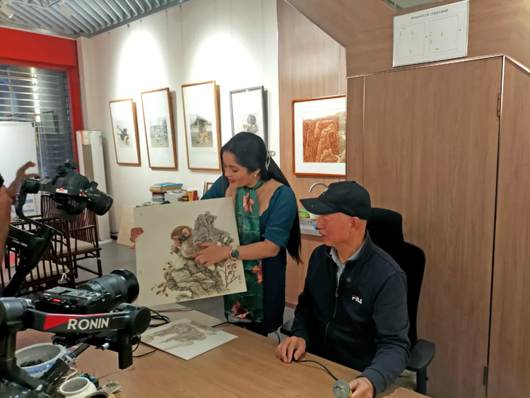 漫步中國·河北行丨斯裡蘭卡國家電視臺攝製組走進石家莊體驗“烙”筆生“畫”