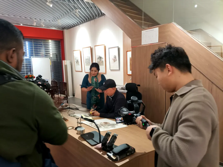 漫步中國·河北行丨斯裡蘭卡國家電視臺攝製組走進石家莊體驗“烙”筆生“畫”