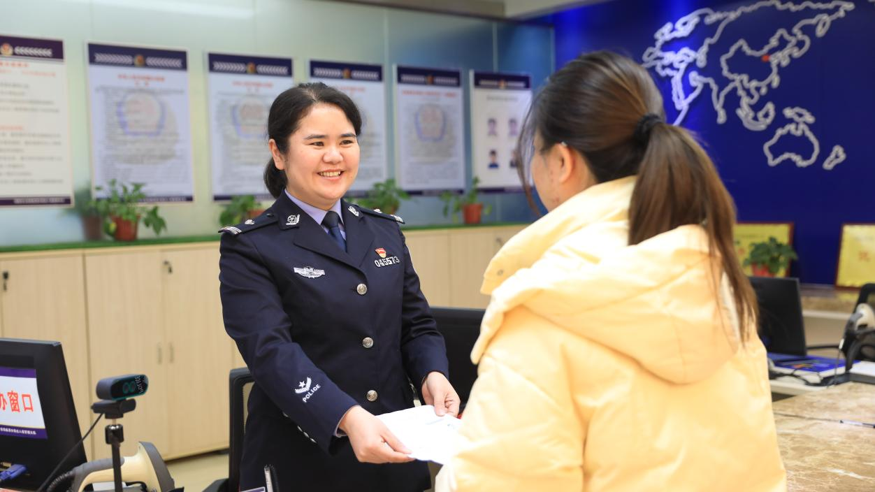 【致敬“她”力量】陜西渭南：綻放在出入境窗口的“為民之花”_fororder_圖片4