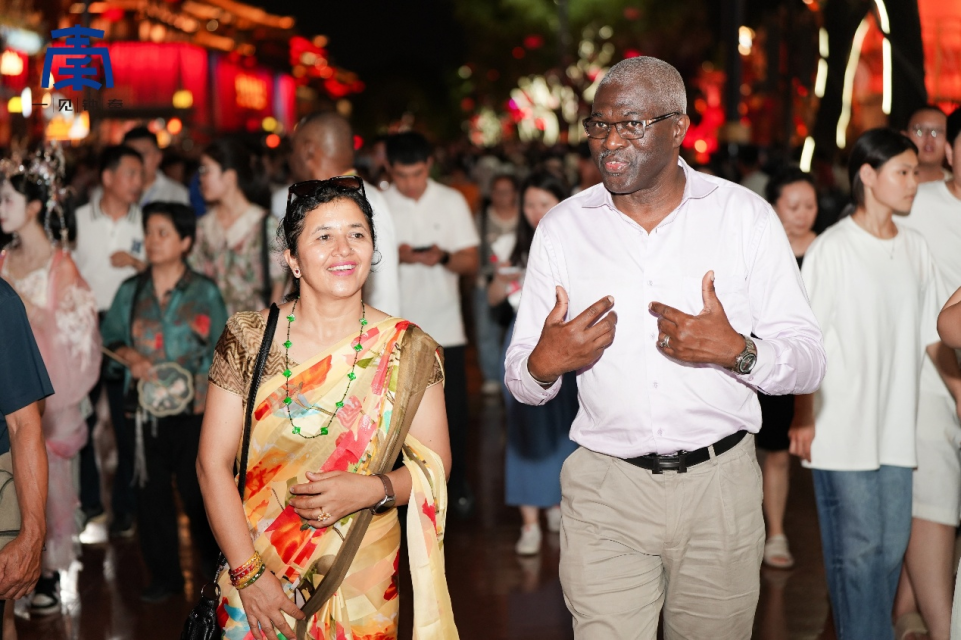 盛唐神韻醉人心 20國駐華外交官到訪西安大唐不夜城_fororder_圖片6