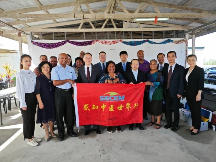 中國民族醫藥學會中醫訪問團在瑙魯義診開診