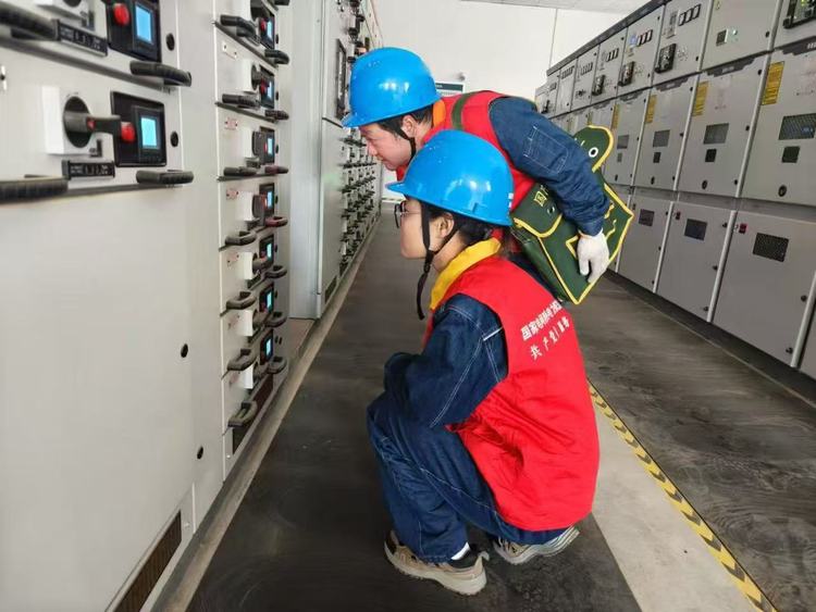 除夕保電“不停歇” 電力護航慶新春