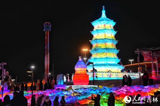 吉林遼源：60余組冰雪雕打造夢幻城堡