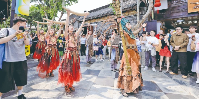 四川成都：在寬窄巷子，轉角遇“戲”