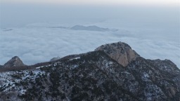 山東泰安：馬年首場春雪後 日出雲海繪就水墨美景