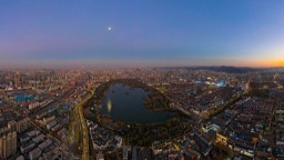 濟南大明湖冬日晚照，老城新韻繪就泉城暮色