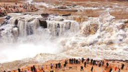 山西臨汾吉縣黃河壺口瀑布景區：飛瀑迎客