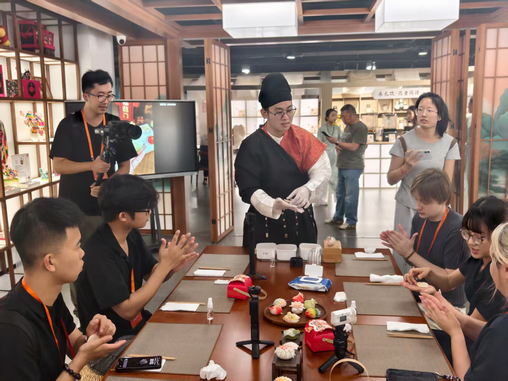 解鎖千年文化密碼:外籍博主探訪陜西“數字文博”新浪潮 解鎖千年文化密碼:外籍博主探訪陜西“數字文博”新浪潮_fororder_408c777f437e8915282c553f9424a7a0