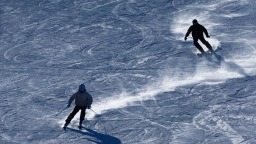 新疆阿勒泰：寒潮來襲 滑雪熱情不減